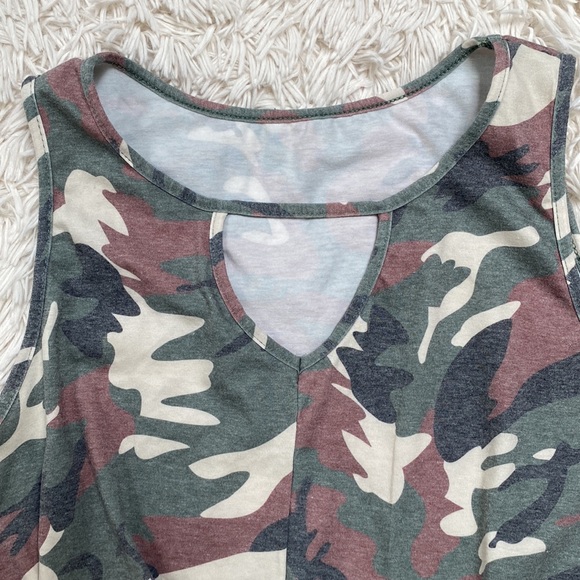 Boutique Twist Hem Camo Tank Top 💗 Olive Cream & Gray - Picture 8 of 10